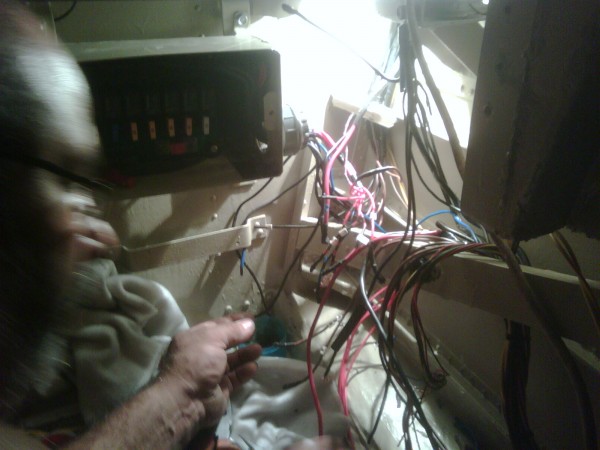 Never-ending trouble with the electric wiring hempers us to finish the inside of the boat.